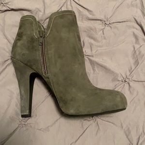Gianni Bini gray suede booties
